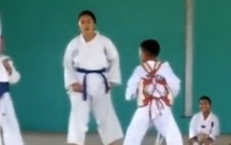 Cậu bé thi đấu Taekwondo đá trúng hạ bộ trọng tài