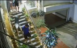 Thanh niên ngã dập mông khi xuống cầu thang
