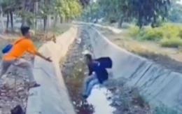 Cú nhảy đi vào lòng kênh của chàng trai