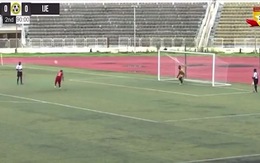 Cầu thủ sút penalty đưa bóng bay khỏi đường biên dọc