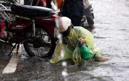 Người Sài Gòn 'tả tơi' trong cơn mưa lớn kéo dài