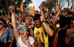 Người dân Catalonia ăn mừng khi tuyên bố độc lập với Tây Ban Nha