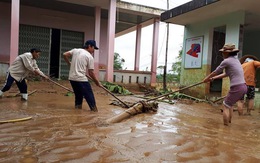 Nước rút dần tại rốn lũ Đại Lộc, người dân hì hục dọn bùn