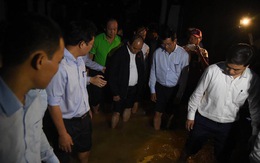 Thủ tướng lội nước thị sát tình hình lũ lụt và việc chuẩn bị APEC