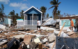 Người Mỹ trả hơn 700.000 đồng mỗi giờ dọn nhà sau bão