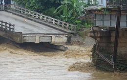 Mưa lũ miền Bắc: Sập cầu ở Yên Bái, 4 người bị cuốn trôi