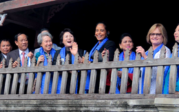 Phu nhân các lãnh đạo APEC thăm Hội An trong mưa lất phất