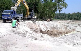 'Cát tặc' phá nát Bảy Núi, chính quyền bảo khó bắt quả tang!