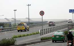 Xe 'bò' 30km/h lên cầu vượt cổng sân bay Tân Sơn Nhất