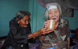 Cụ bà 90 tuổi bán vé số nuôi chị gái 93 tuổi