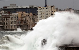 Sóng lớn như sóng thần vỗ bờ Cuba