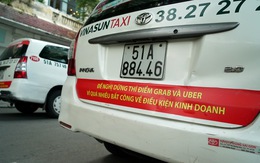 Sau Hà Nội, đến lượt taxi ở Sài Gòn dán biểu ngữ phản đối Uber - Grab