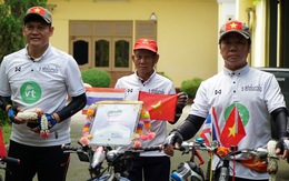Ông già Việt kiều đạp xe 600 km viếng vua Thái