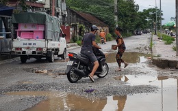 Đường 14 tỉ phập phều như bánh tráng, dân mang đá ra 'vá'