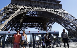 Pháp khoác 'áo chống đạn' cho tháp Eiffel