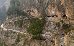 Đường hầm xuyên núi đá dựng đứng 'có một không hai'