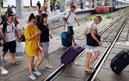 Oằn lưng 'cõng' phí, giá vé tàu liên tục tăng cao
