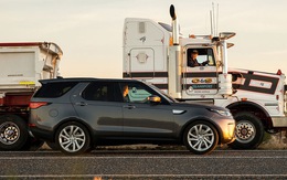 Land Rover Discovery thể hiện sức mạnh, kéo siêu xe tải 121 tấn!