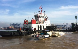 Container cá rơi sông sau va chạm tàu, người dân tranh thủ vớt