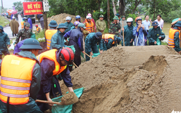 Hơn 500 người hộ đê sông Vinh trong mưa lớn