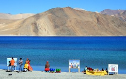 Lặng người với màu xanh huyền ảo ở hồ Pangong