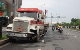 Đà Nẵng: Xe container mất lái, rơi thùng giữa đường