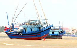 3 tàu cá mắc cạn, một ngư dân mất tích ở cửa biển Đà Diễn
