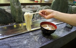 Đến Nhật ăn mì trong máng nước