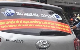 Hà Nội yêu cầu gỡ các biểu ngữ trên taxi