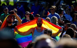 'Lễ ăn mừng cầu vồng' của người đồng tính Úc