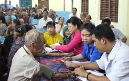 Thành đoàn cứu trợ tại vùng bão, lũ Phú Yên và Khánh Hòa