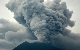 Sân bay Bali khốn đốn vì núi lửa phun trào