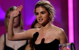 Selena Gomez rơi nước mắt khi được vinh danh 'Phụ nữ của năm'