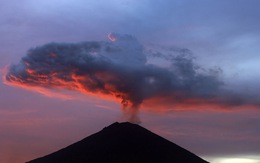 Thế giới trong tuần qua ảnh: núi lửa phun ở Indonesia, tai nạn đường sắt ở Tây Ban Nha