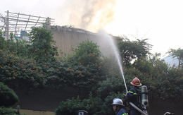 Bộ đội cùng cứu hỏa dập đám cháy quán cà phê ở Hà Nội