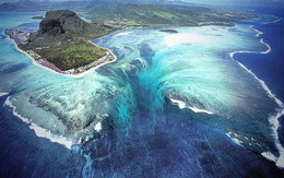 Kỳ ảo thác nước chảy dưới biển sâu Mauritius