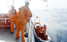 Cứu sống 7 ngư dân chìm tàu trên biển