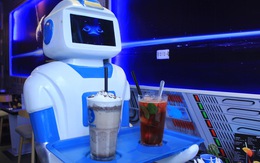 Nàng robot Made in Vietnam phục vụ trong quán cà phê