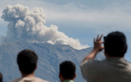Núi lửa ở Indonesia rủ nhau thức giấc