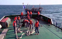Cảnh sát biển cứu tàu cá cùng 8 thuyền viên vùng biển động