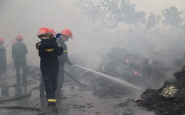 Cháy lớn tại nhà máy bánh kẹo ở Thanh Hóa, 3 người bị mắc kẹt