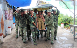 Bộ đội dầm mưa đưa cụ già 'liều chết ở nhà' đi sơ tán
