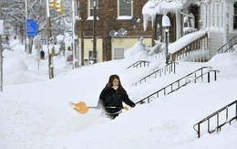 Du khách khổ sở vì bão tuyết ở Anh, Mỹ