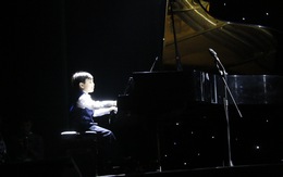Người Huế đội mưa lạnh xem 'thần đồng piano' Evan Le biểu diễn