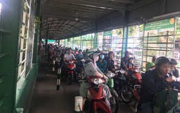 Dân Sài Gòn nườm nượp qua phà, ra bến xe chơi lễ