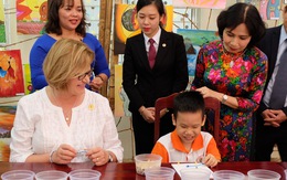 Phu nhân Tổng thống Peru thăm nơi chăm sóc trẻ bất hạnh