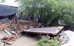 Mưa lớn, nước cuốn sập cầu và nhà dân tại TP Biên Hòa