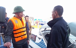 Tàu du lịch chìm khi va chạm sà lan, 31 khách Trung Quốc thoát nạn