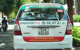 Taxi Vinasun ở Sài Gòn bị yêu cầu tháo bảng phản đối Uber - Grab