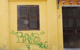 Tường vàng xưa Hội An đang bị graffiti 'băm nát'